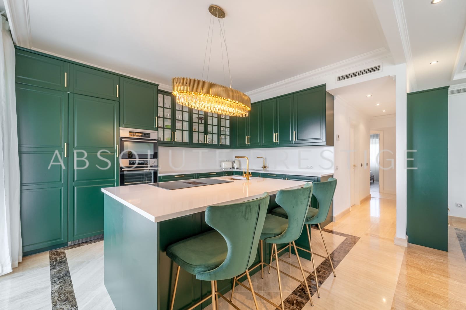 Apartamento de 3 habitaciones en Marbella en venta con piscina garaje - 2.330.000 € (Ref: 9357952)