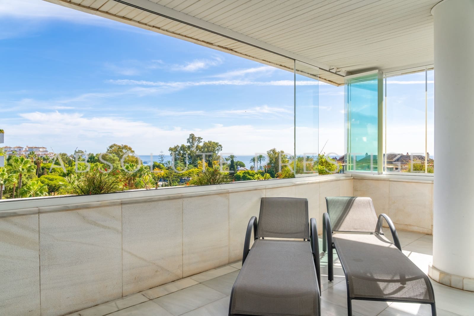 Apartamento de 3 habitaciones en Marbella en venta con piscina garaje - 2.330.000 € (Ref: 9357952)