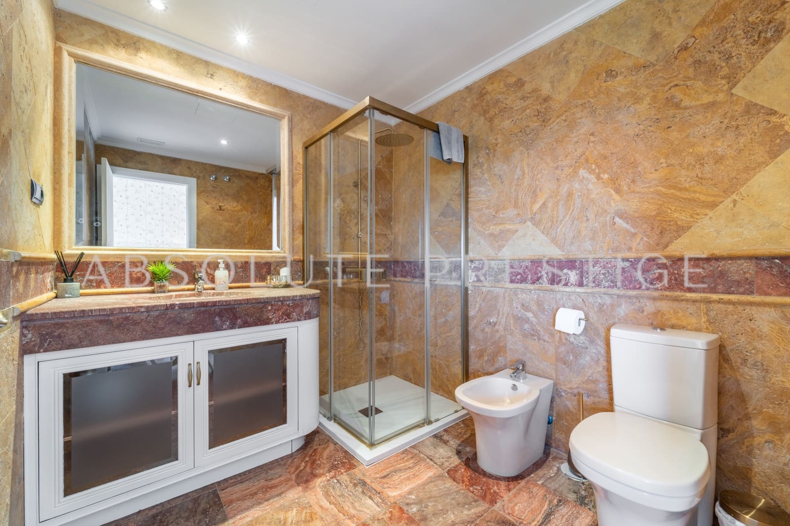 Apartamento de 3 habitaciones en Marbella en venta con piscina garaje - 2.330.000 € (Ref: 9357952)