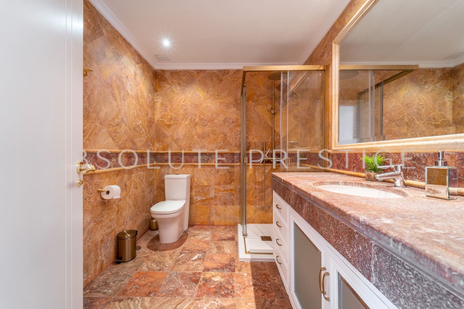 Apartamento de 3 habitaciones en Marbella en venta con piscina garaje - 2.330.000 € (Ref: 9357952)
