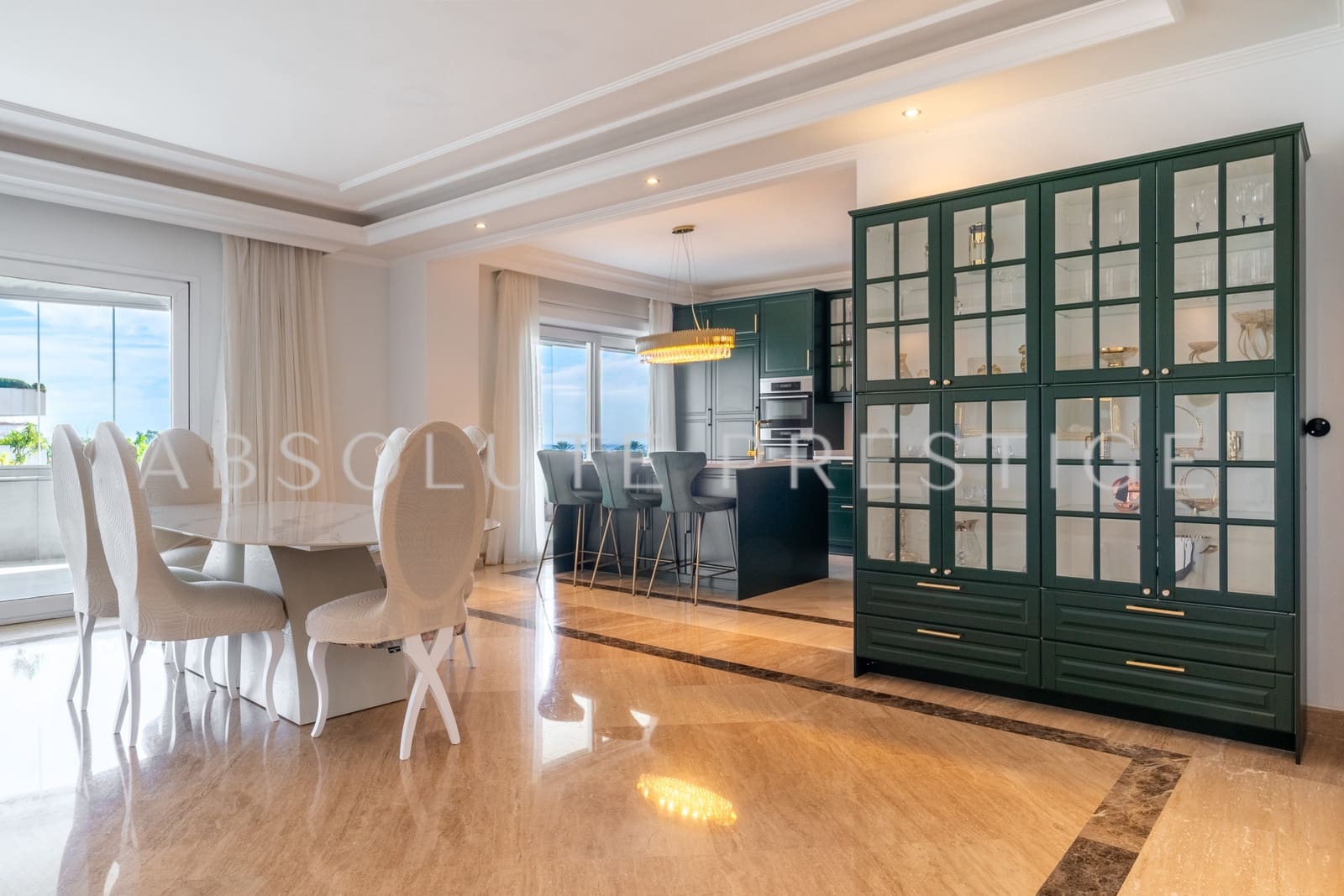 Apartamento de 3 habitaciones en Marbella en venta con piscina garaje - 2.330.000 € (Ref: 9357952)