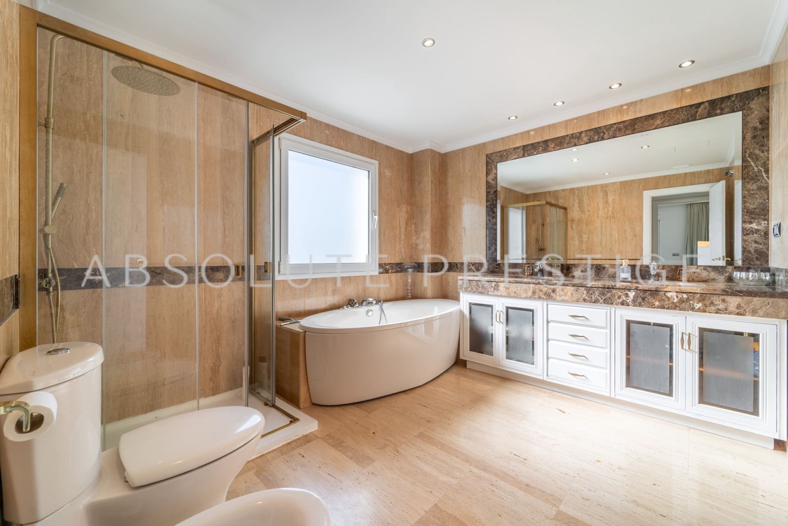 Apartamento de 3 habitaciones en Marbella en venta con piscina garaje - 2.330.000 € (Ref: 9357952)
