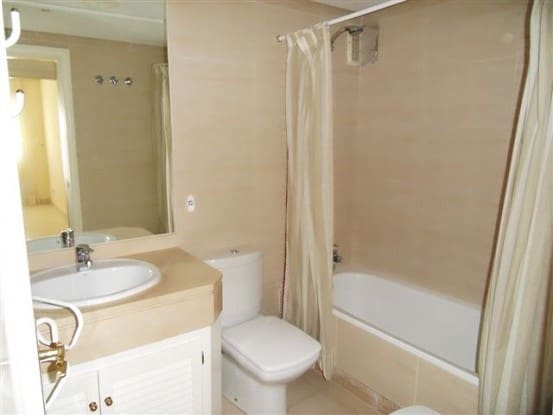 2 soveværelse Lejlighed til salg i Puerto Banus, Marbella med swimmingpool garage - € 650.000 (Ref: 9370357)