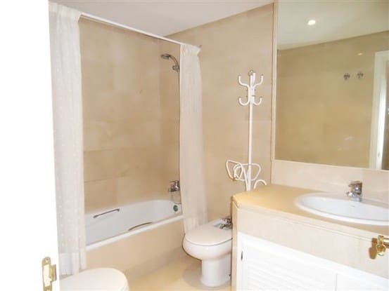 2 soveværelse Lejlighed til salg i Puerto Banus, Marbella med swimmingpool garage - € 650.000 (Ref: 9370357)