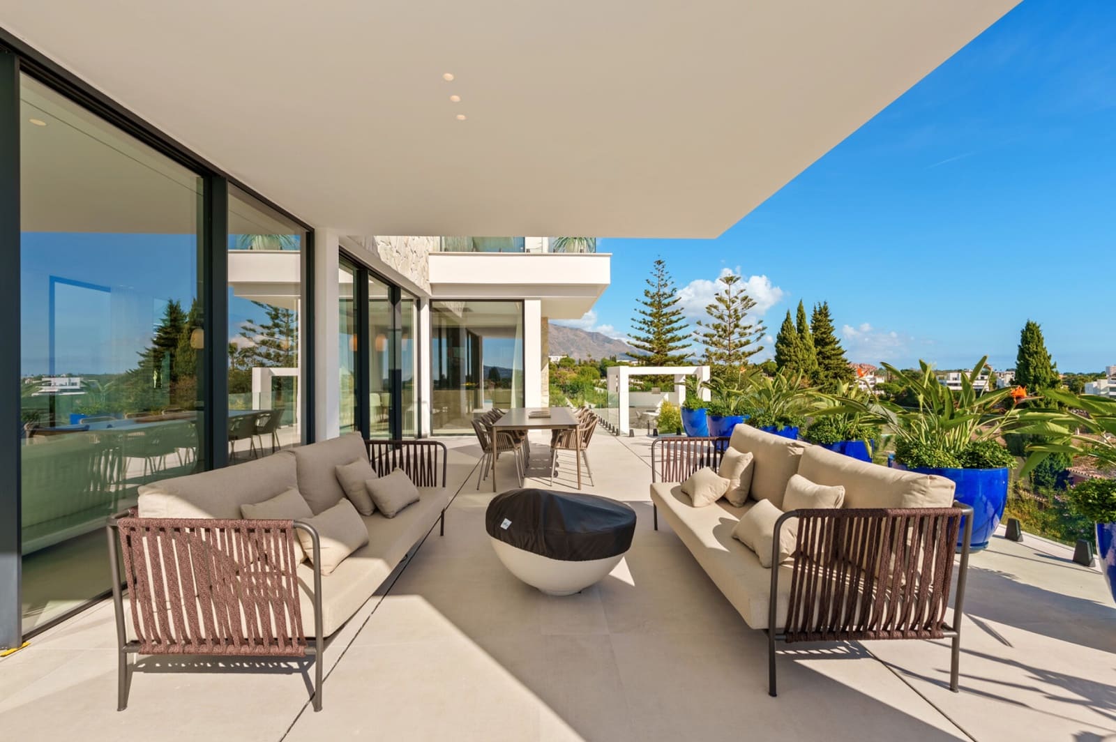 5 bedroom Villa for sale in La Quinta with pool garage - € 5,695,000 (Ref: 9405785)