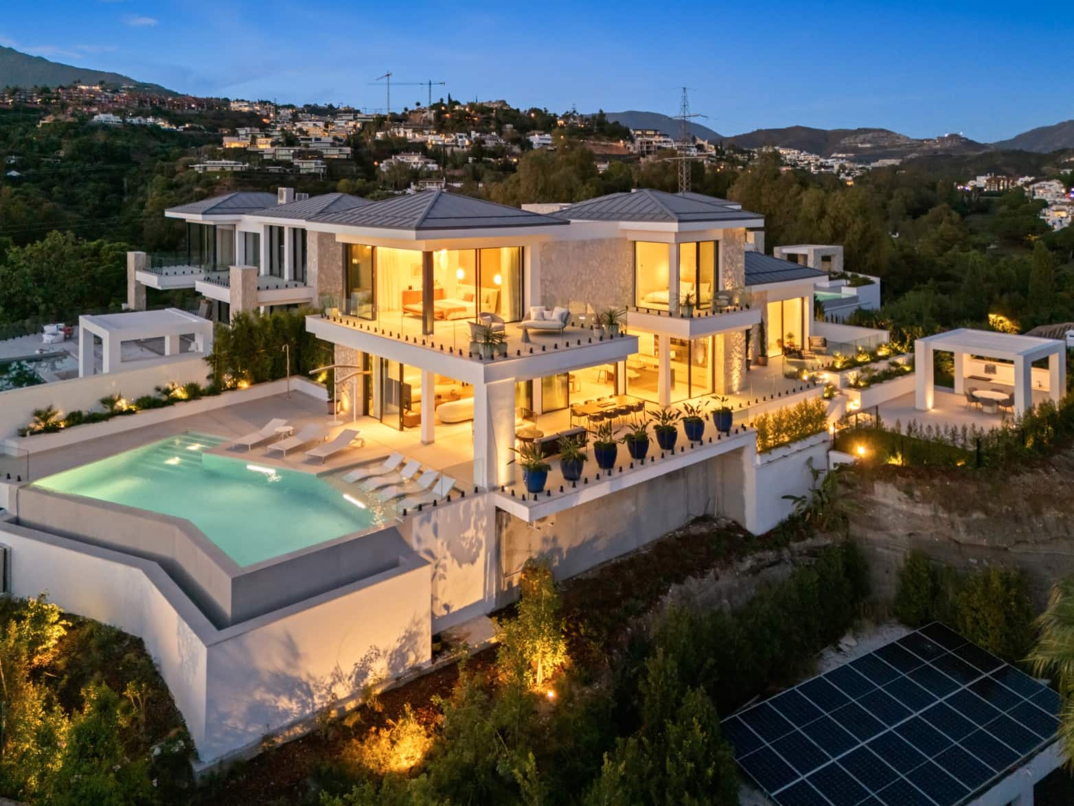 5 bedroom Villa for sale in La Quinta with pool garage - € 5,695,000 (Ref: 9405785)