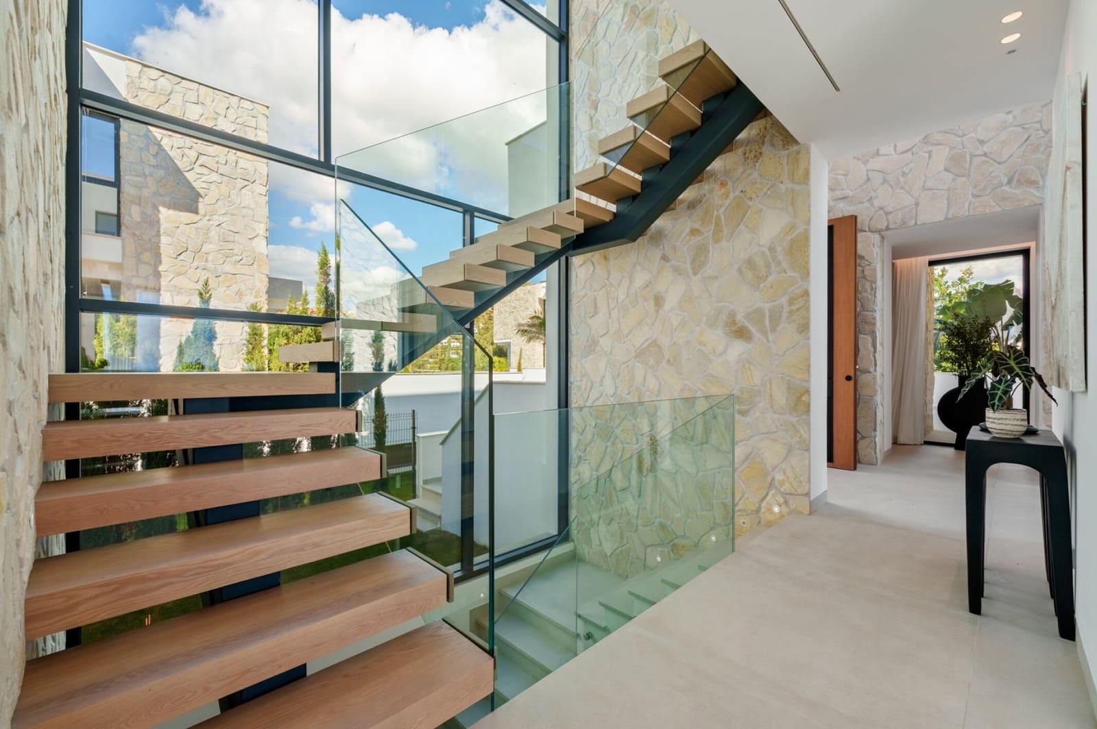 5 bedroom Villa for sale in La Quinta with pool garage - € 5,695,000 (Ref: 9405785)