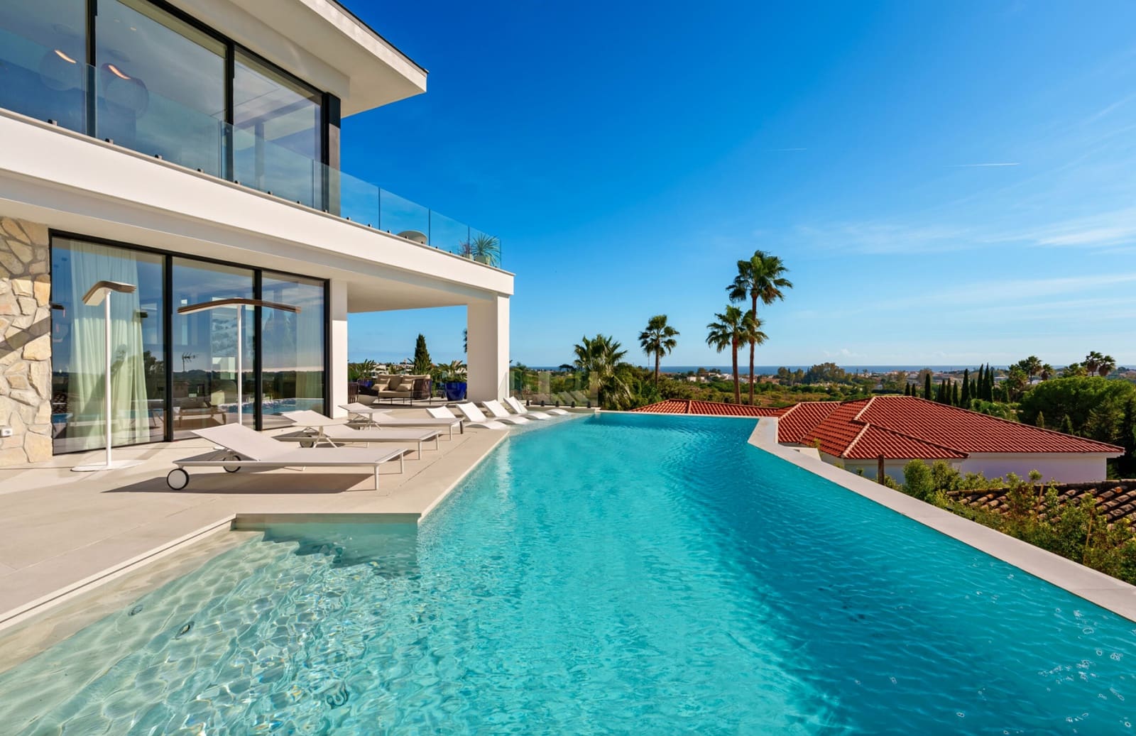 5 bedroom Villa for sale in La Quinta with pool garage - € 5,695,000 (Ref: 9405785)