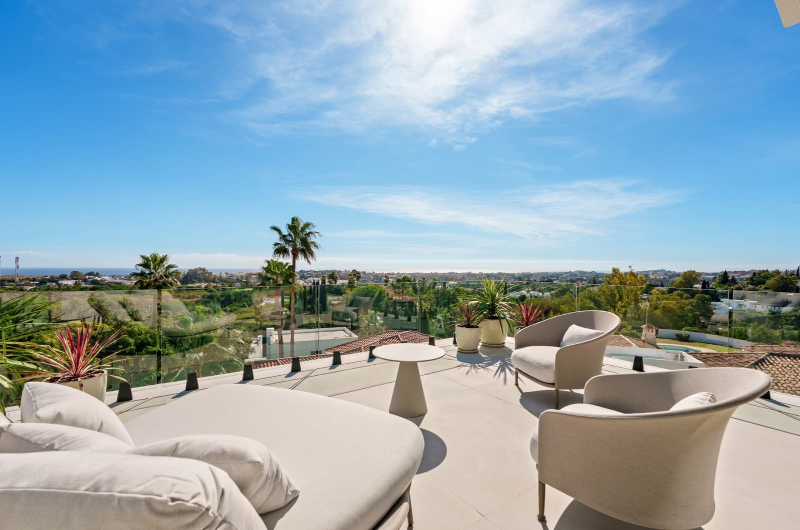 5 bedroom Villa for sale in La Quinta with pool garage - € 5,695,000 (Ref: 9405785)