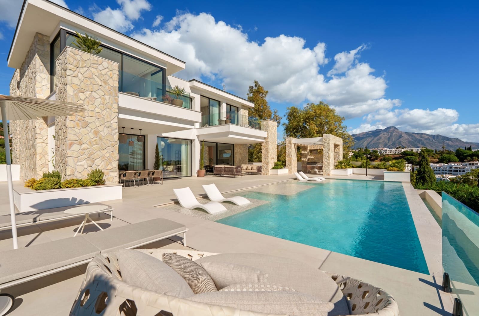 5 bedroom Villa for sale in La Quinta with pool garage - € 5,495,000 (Ref: 9405786)