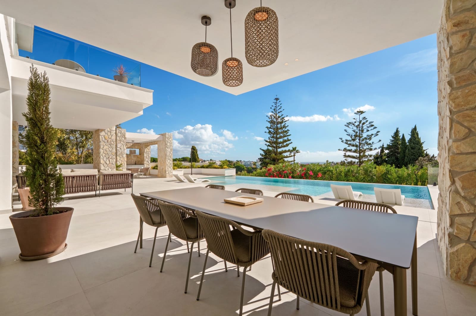 5 bedroom Villa for sale in La Quinta with pool garage - € 5,495,000 (Ref: 9405786)