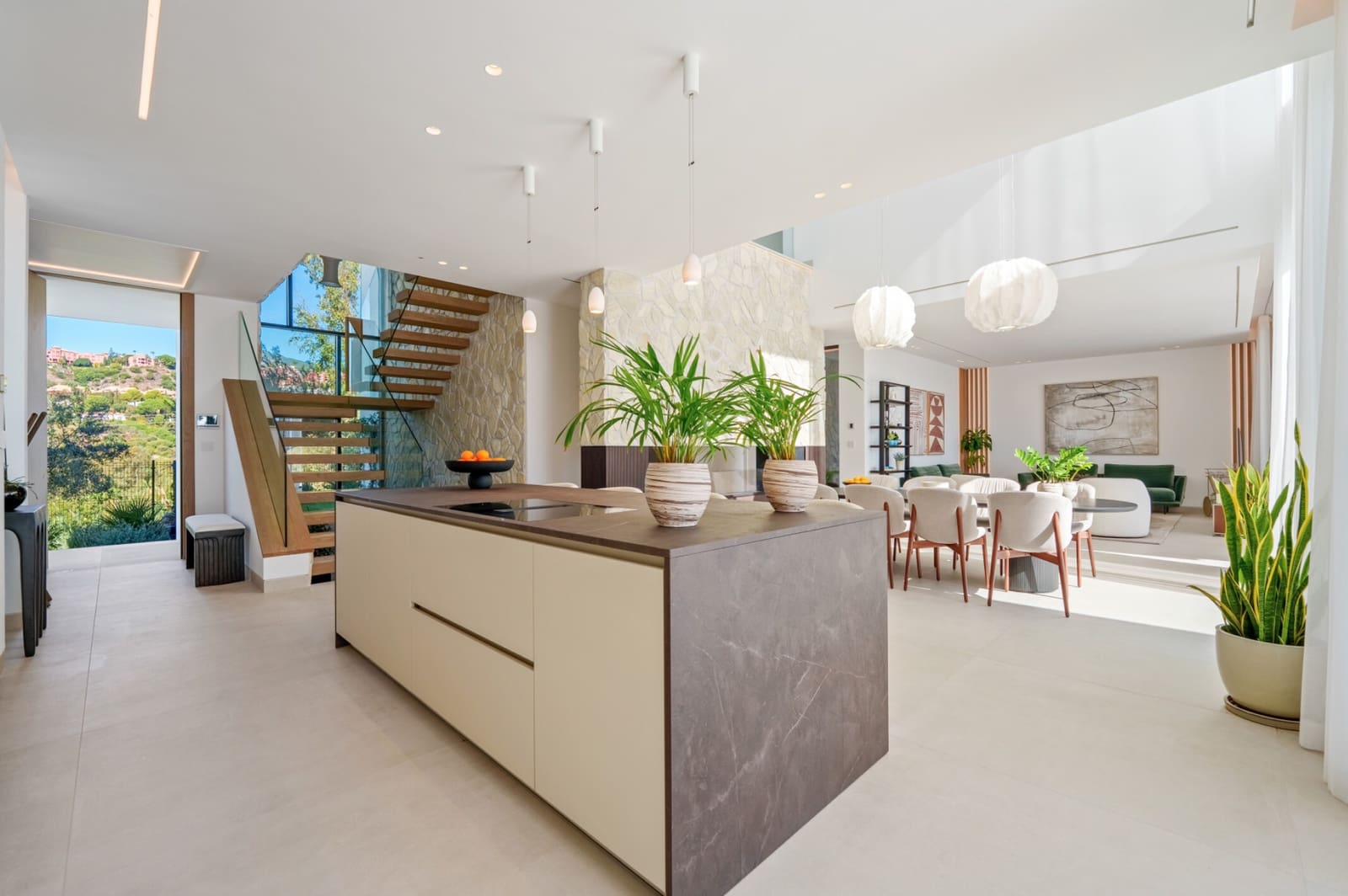 5 bedroom Villa for sale in La Quinta with pool garage - € 5,495,000 (Ref: 9405786)