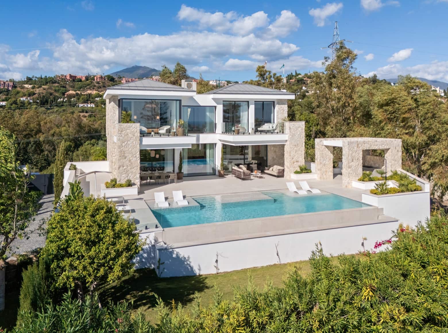 5 bedroom Villa for sale in La Quinta with pool garage - € 5,495,000 (Ref: 9405786)
