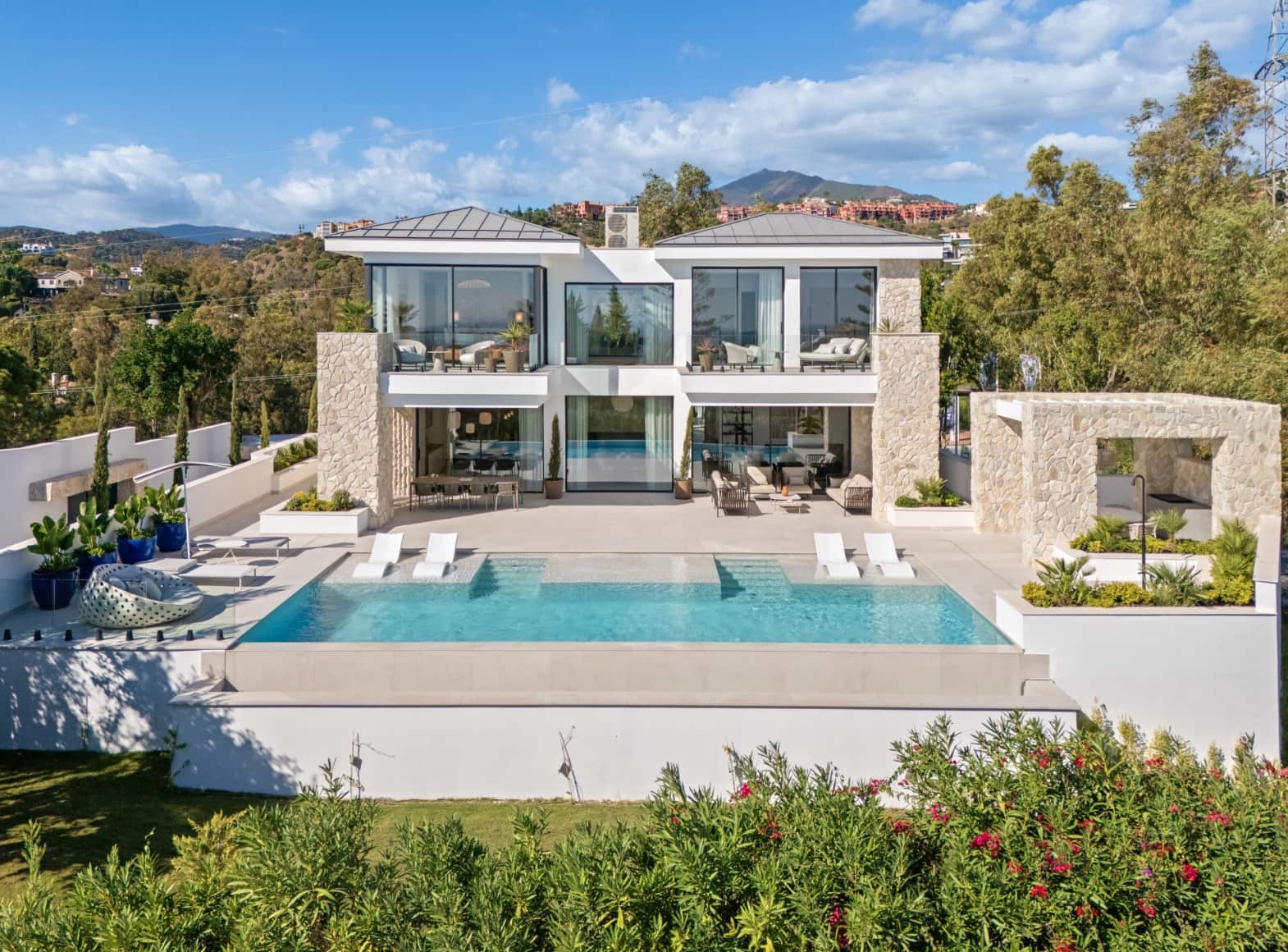 5 bedroom Villa for sale in La Quinta with pool garage - € 5,495,000 (Ref: 9405786)