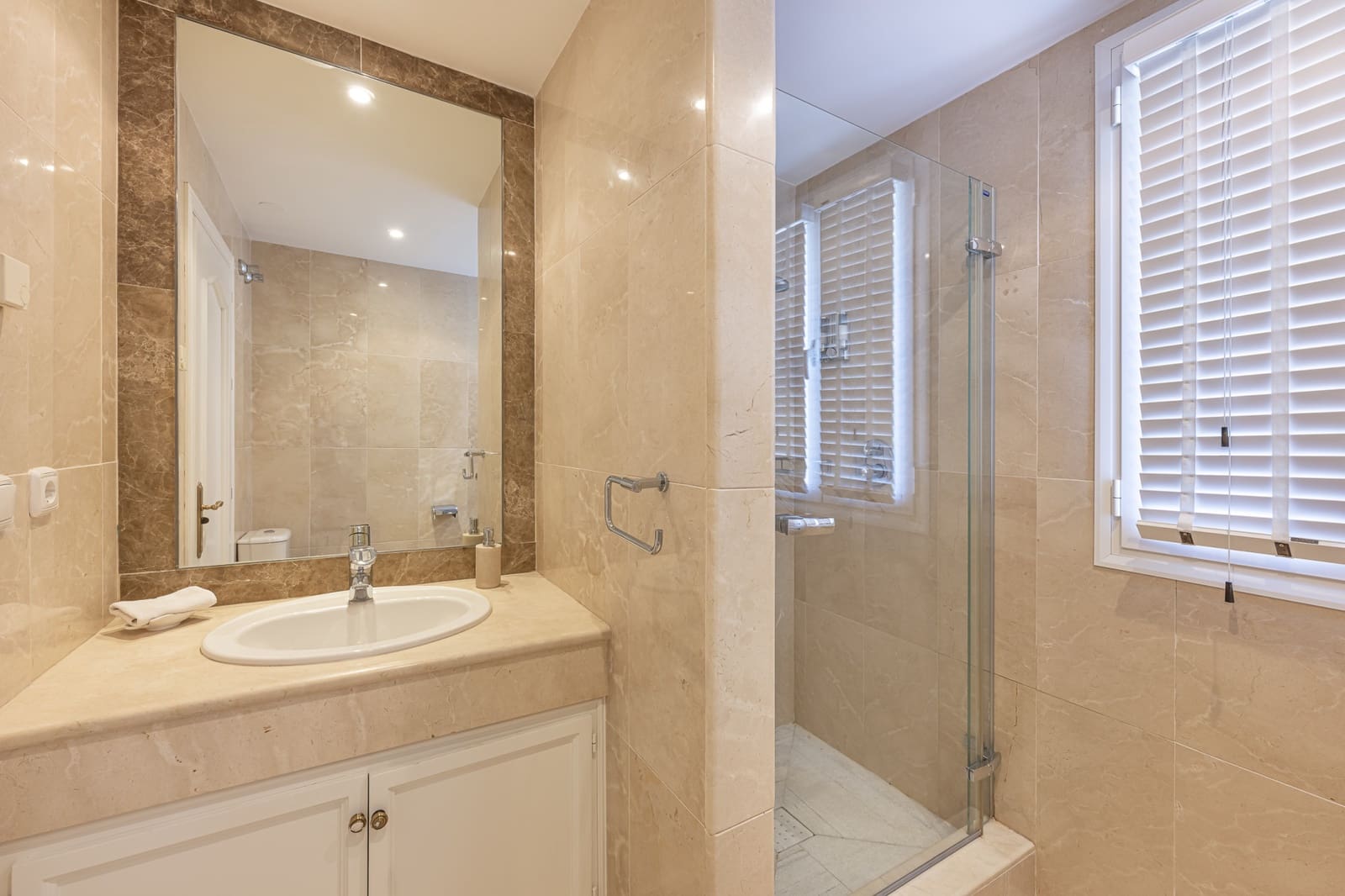 5 quarto Moradia para venda em Benahavis com piscina garagem - 2 895 000 € (Ref: 9406068)