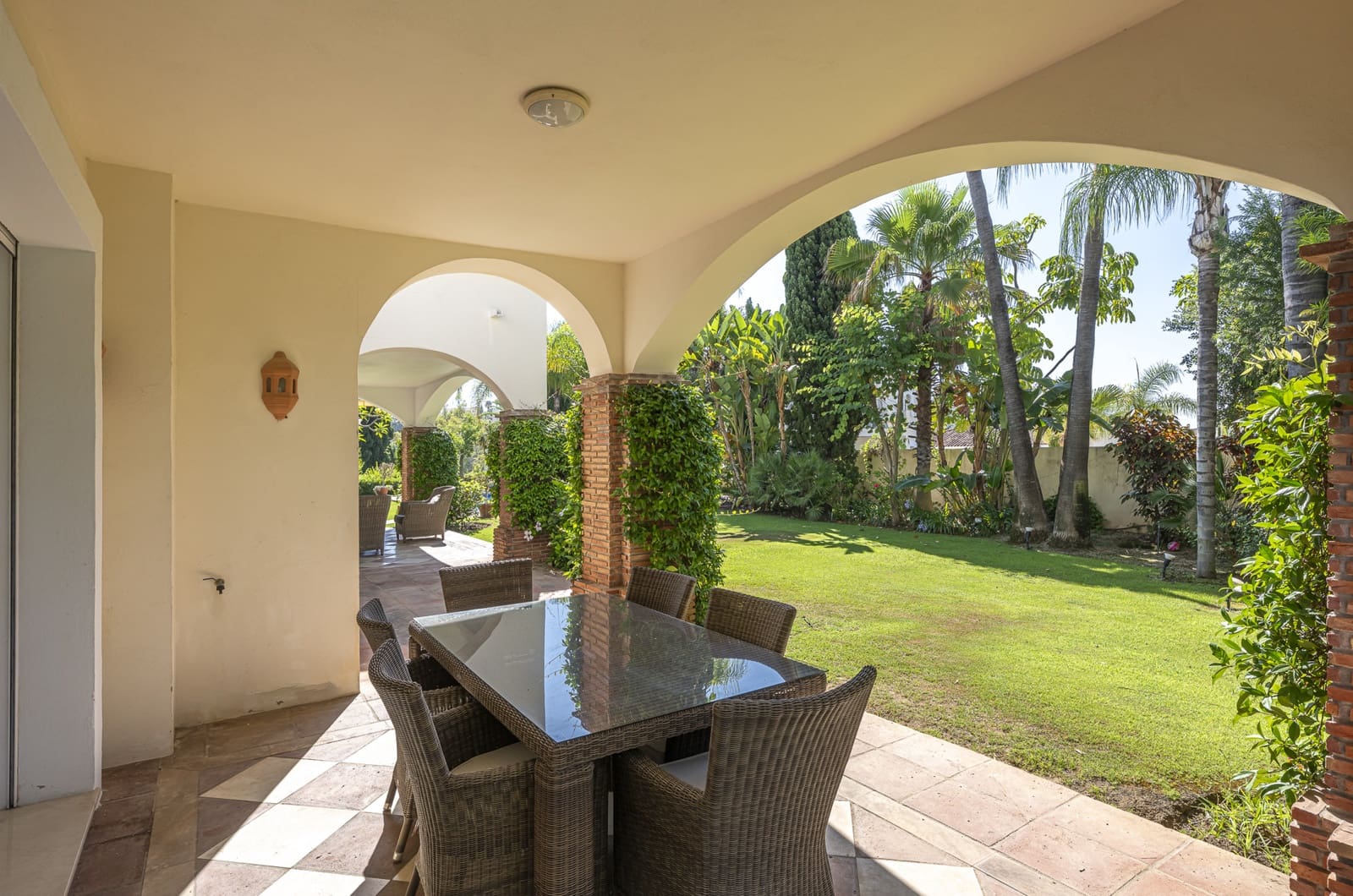 5 quarto Moradia para venda em Benahavis com piscina garagem - 2 895 000 € (Ref: 9406068)