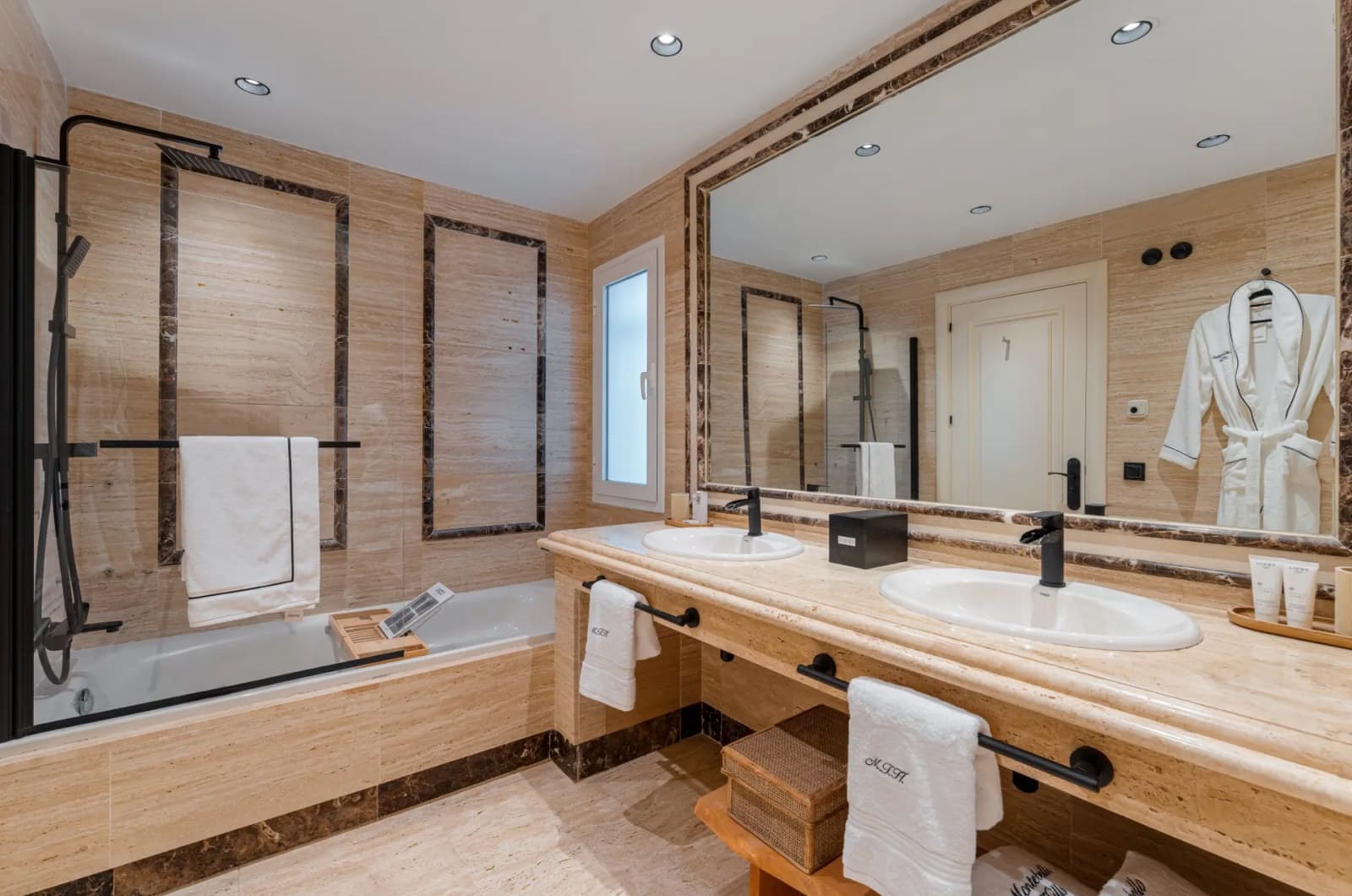 3 Zimmer Apartment zu verkaufen in Marbella mit Pool Garage - 1.150.000 € (Ref: 9429501)