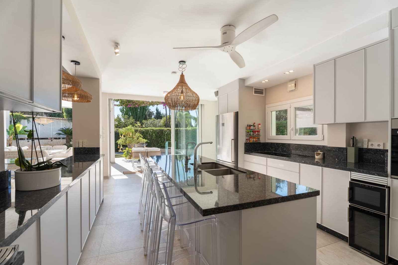 6 bedroom Villa for sale in Marbella with pool garage - € 2,595,000 (Ref: 9448515)