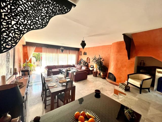 3 chambre Maison de Ville à vendre à Estepona avec piscine garage - 530 000 € (Ref: 9450002)