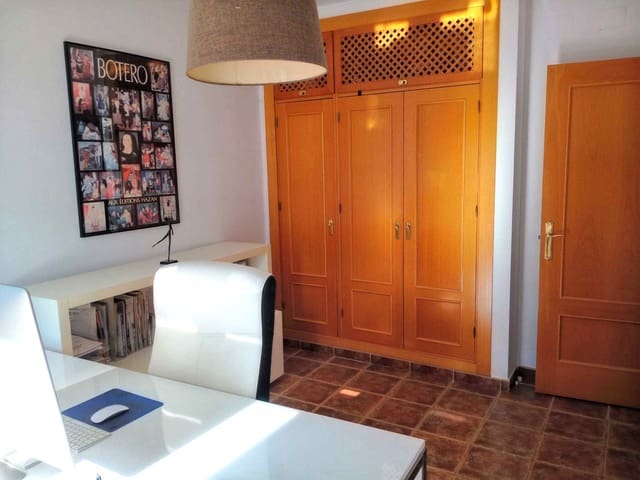 3 slaapkamer Huis te koop in Saladillo-Benamara, Estepona met zwembad garage - € 749.000 (Ref: 9466227)