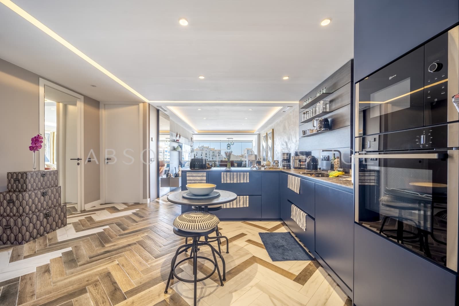 2 bedroom Apartment for sale in Marbella with pool garage - € 1,200,000 (Ref: 9542391)