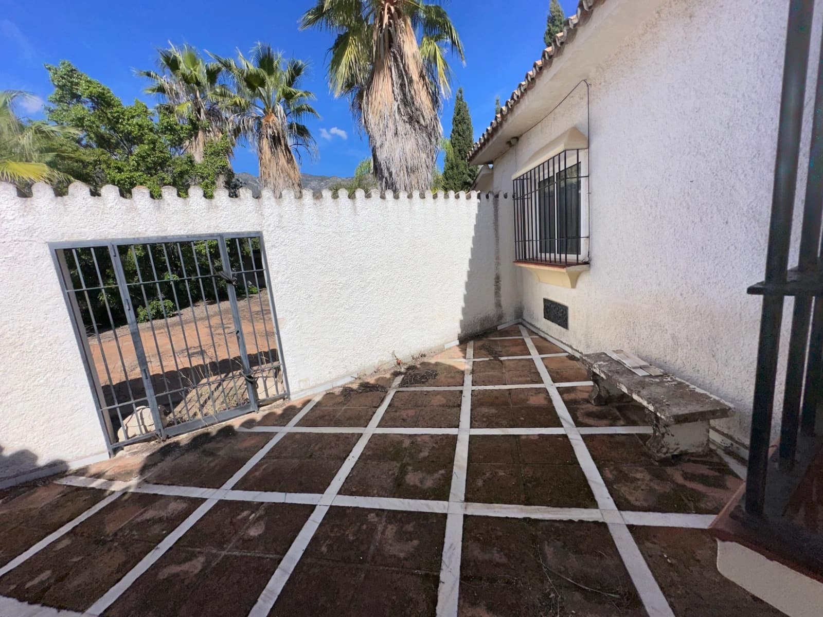 4 bedroom Villa for sale in Marbella with pool garage - € 1,975,000 (Ref: 9549983)