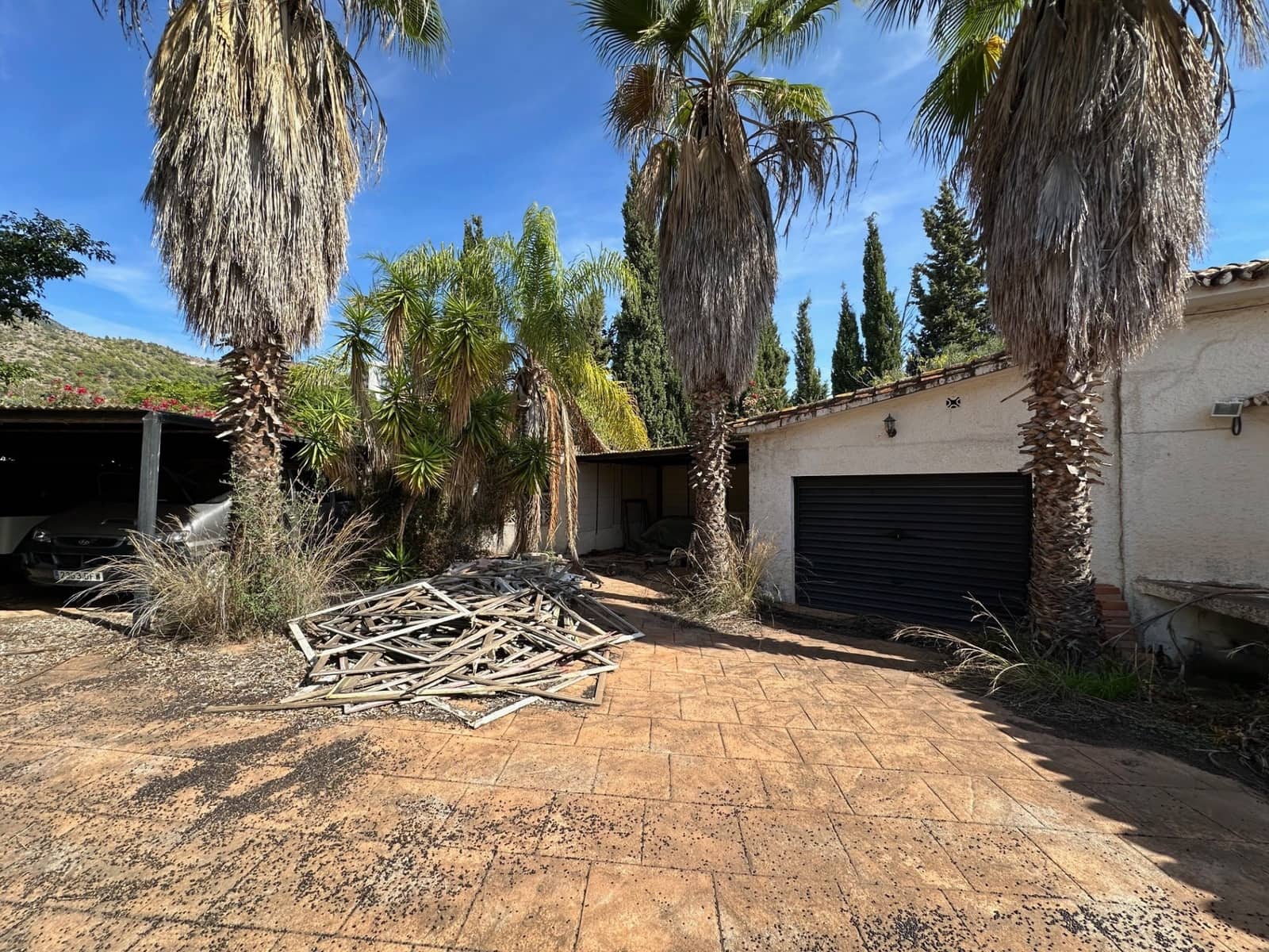 4 bedroom Villa for sale in Marbella with pool garage - € 1,975,000 (Ref: 9549983)