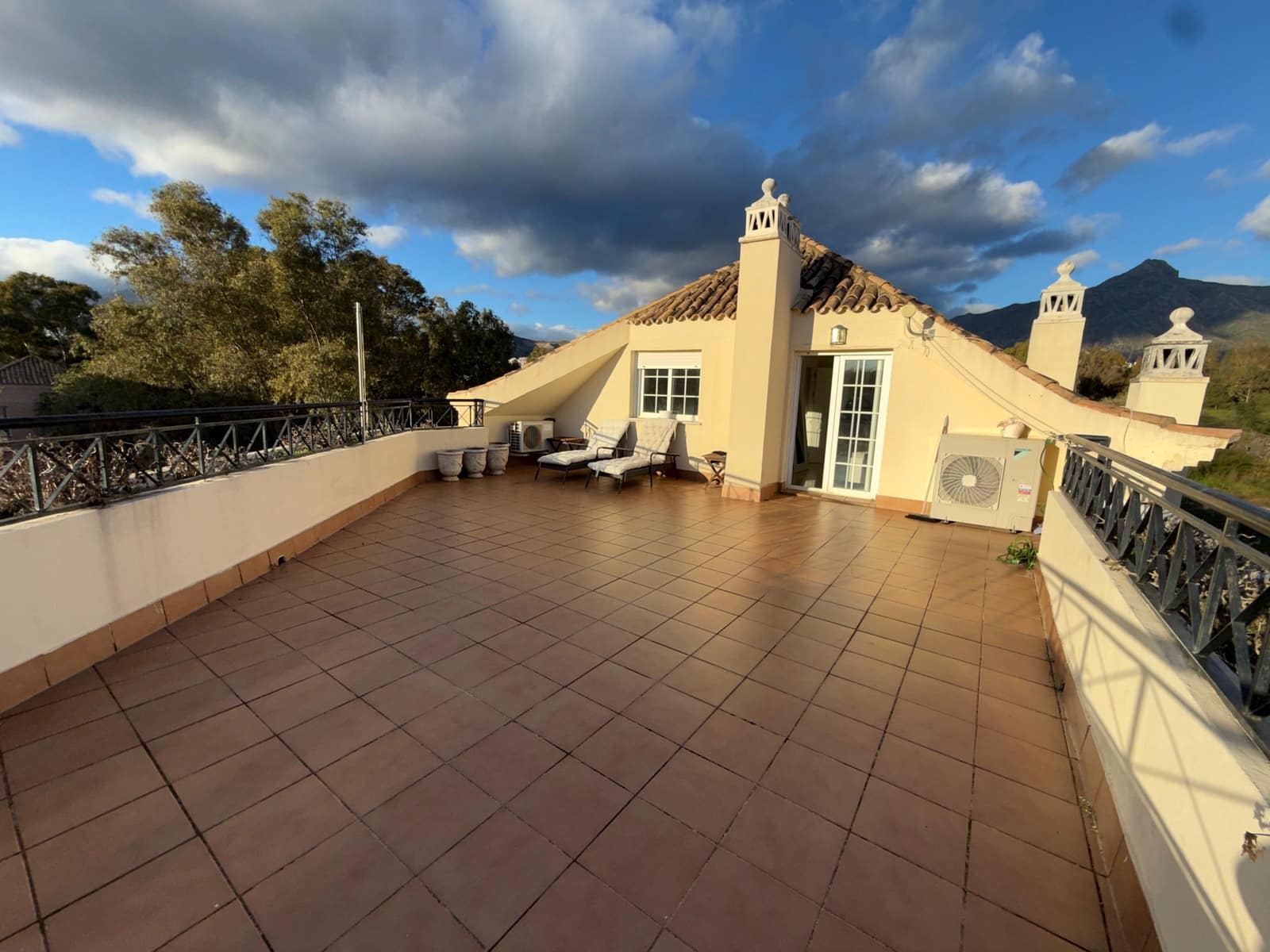 4 sovrum Takvåning till salu i Marbella med pool garage - 950 000 € (Ref: 9567862)