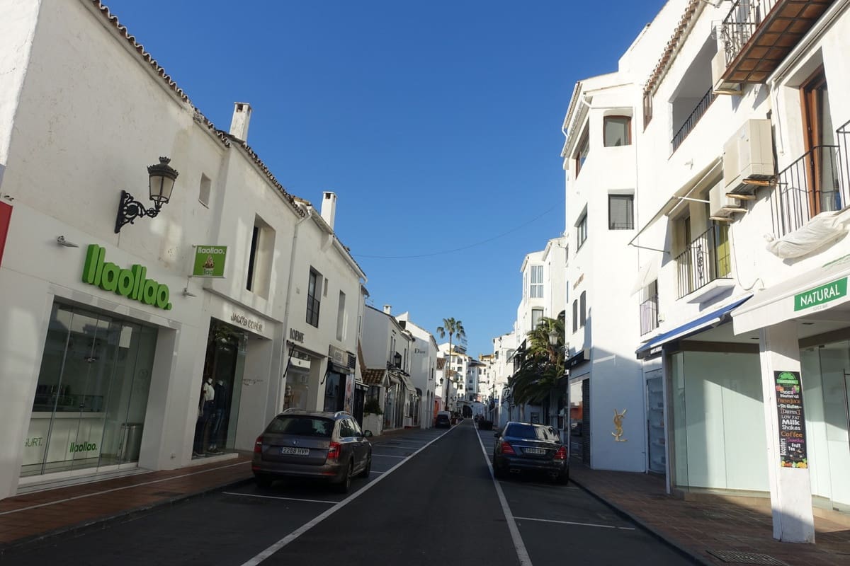 Business for sale in Puerto Banus - € 520,000 (Ref: 9603375)