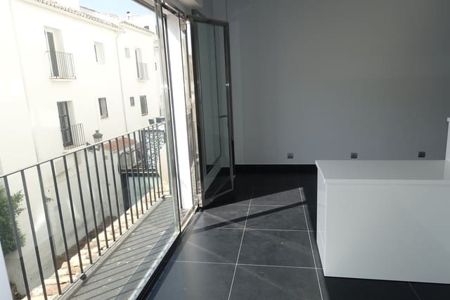 Virksomhed til salg i Puerto Banus, Marbella - € 520.000 (Ref: 9603375)