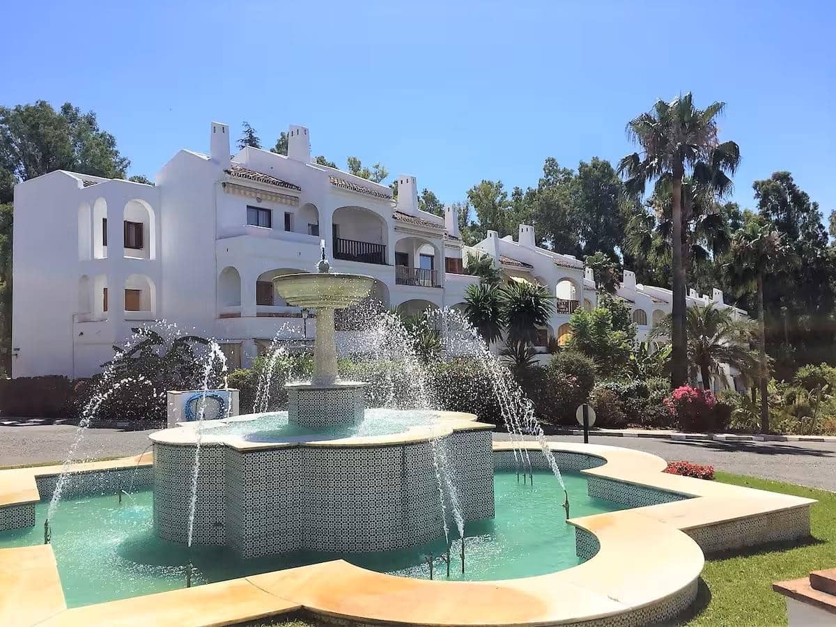 2 makuuhuone Huoneisto myytävänä paikassa Nueva Andalucia mukana uima-altaan 
autotalli - 395 000 € (Ref: 9654480)