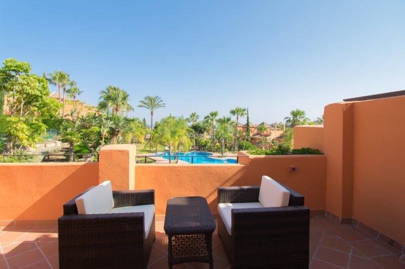 3 soverom Hus til salgs i El Paraiso med svømmebasseng garasje - € 676 000 (Ref: 9747531)