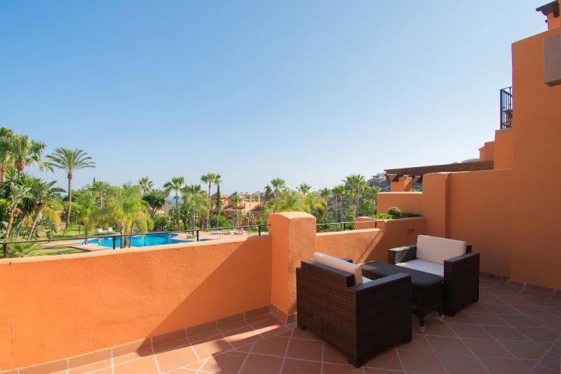 3 soverom Hus til salgs i El Paraiso med svømmebasseng garasje - € 676 000 (Ref: 9747531)