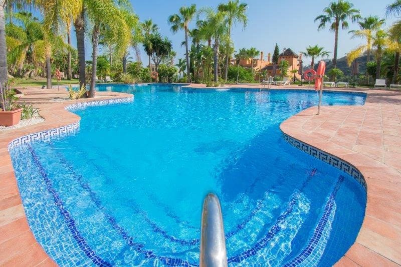 3 soverom Hus til salgs i El Paraiso med svømmebasseng garasje - € 676 000 (Ref: 9747531)