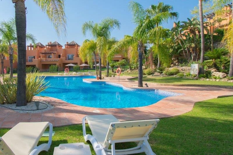 3 soverom Hus til salgs i El Paraiso med svømmebasseng garasje - € 676 000 (Ref: 9747531)