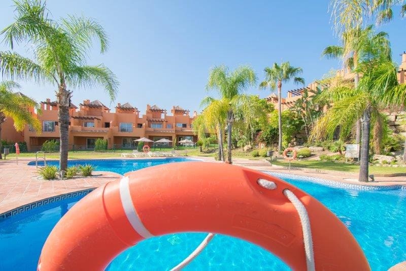 3 soverom Hus til salgs i El Paraiso med svømmebasseng garasje - € 676 000 (Ref: 9747531)