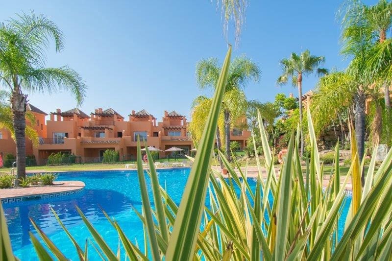 3 soverom Hus til salgs i El Paraiso med svømmebasseng garasje - € 676 000 (Ref: 9747531)