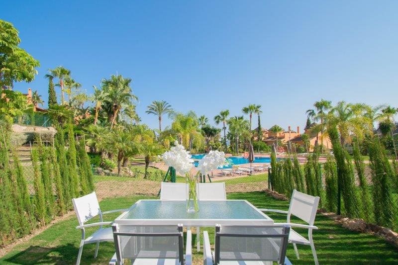 3 soverom Hus til salgs i El Paraiso med svømmebasseng garasje - € 676 000 (Ref: 9747531)