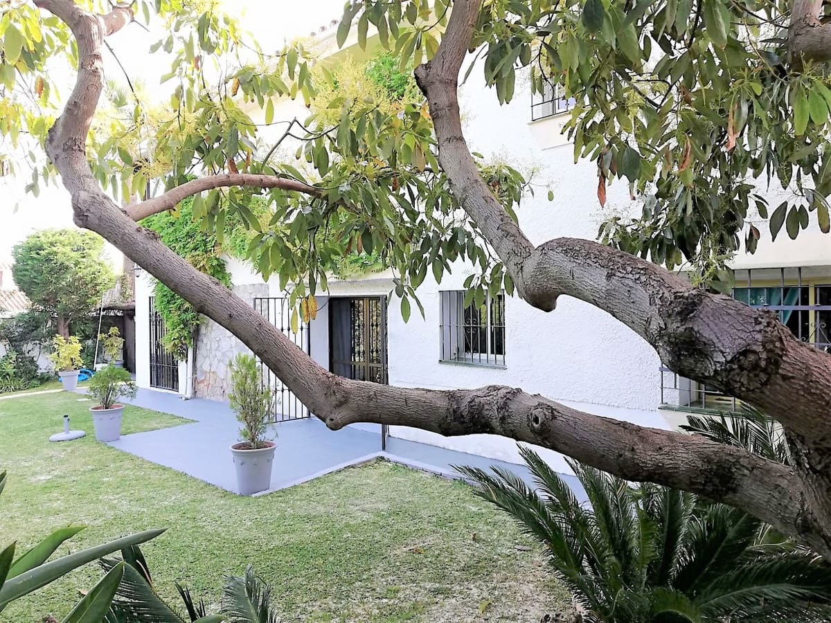 7 soveværelse Villa til salg i Nueva Andalucia med swimmingpool garage - € 1.890.000 (Ref: 9772035)