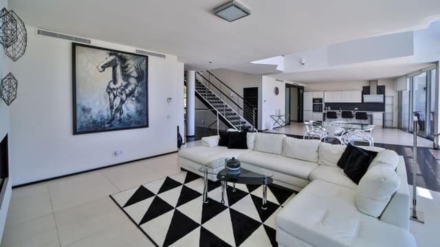 4 makuuhuone Huvila myytävänä paikassa Marbella mukana uima-altaan 
autotalli - 3 000 000 € (Ref: 9779092)
