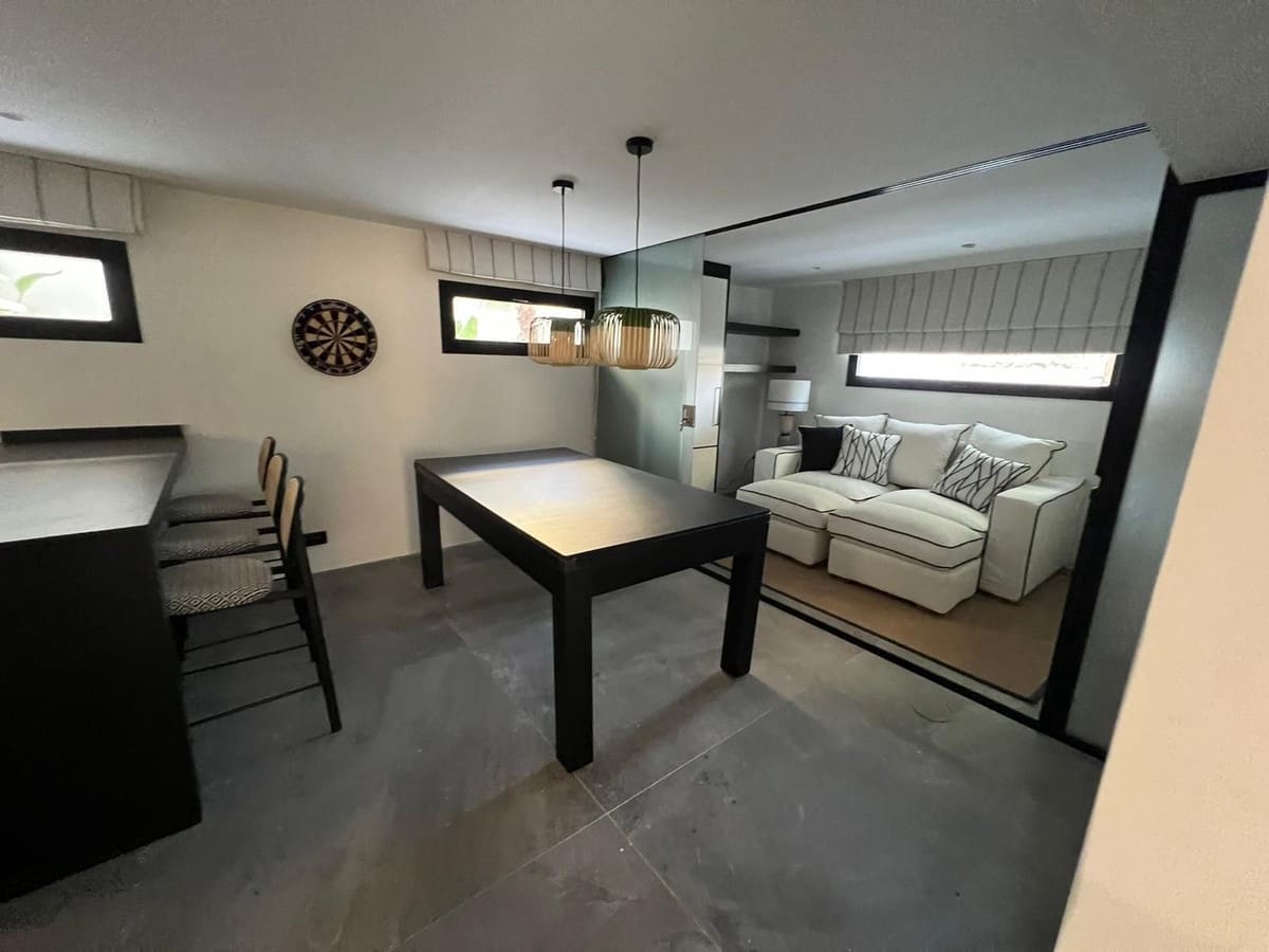 4 bedroom Villa for sale in Nueva Andalucia with pool garage - € 1,590,000 (Ref: 9795640)