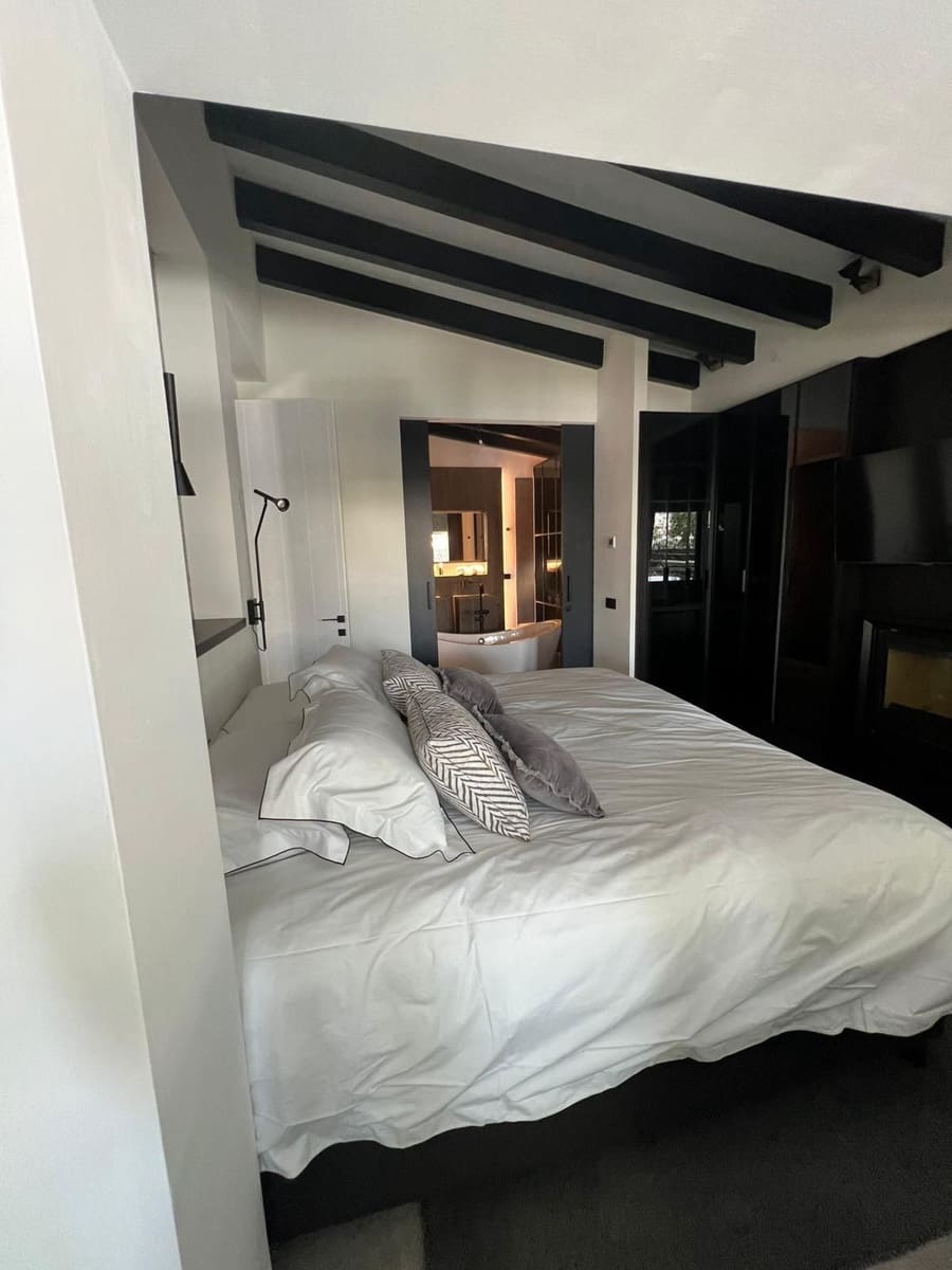 4 slaapkamer Villa te koop in Nueva Andalucia met zwembad garage - € 1.590.000 (Ref: 9795640)