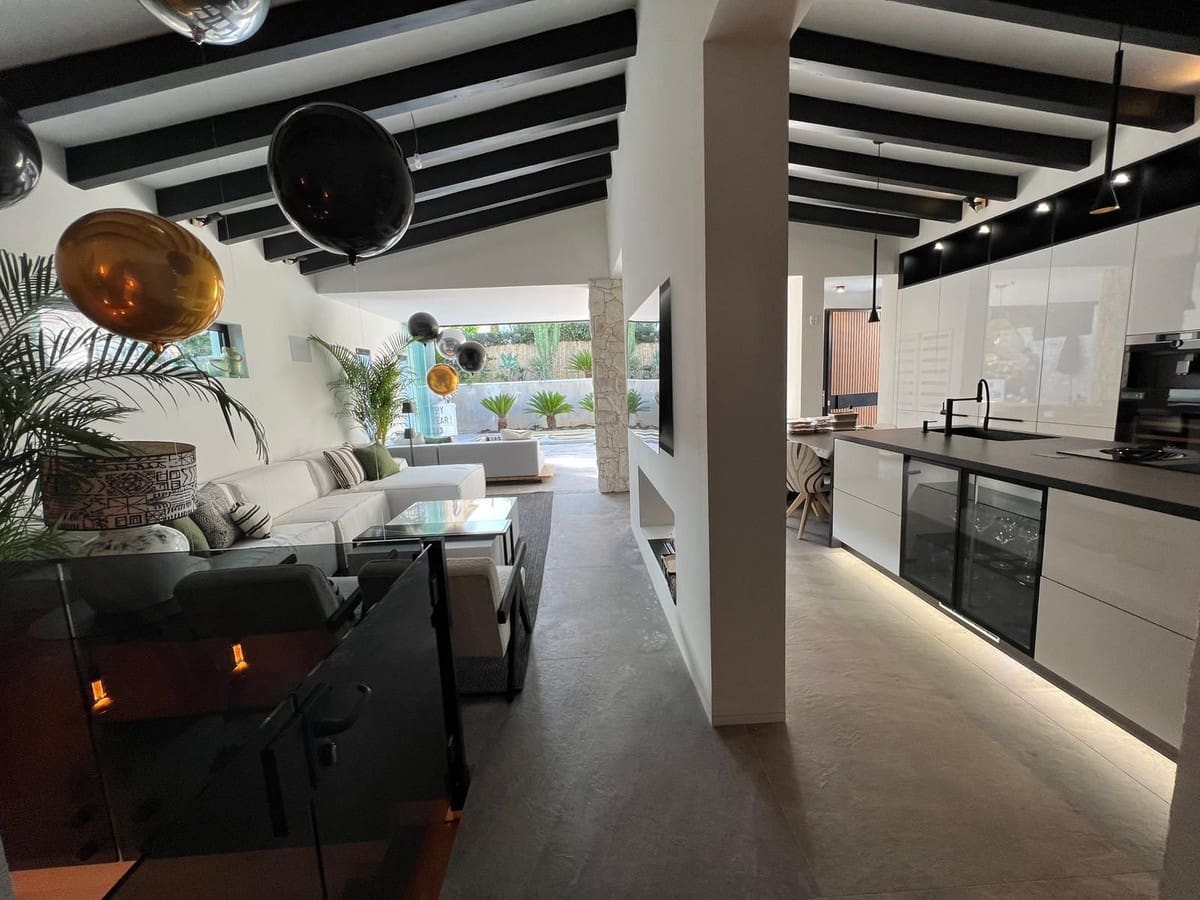 4 slaapkamer Villa te koop in Nueva Andalucia met zwembad garage - € 1.590.000 (Ref: 9795640)