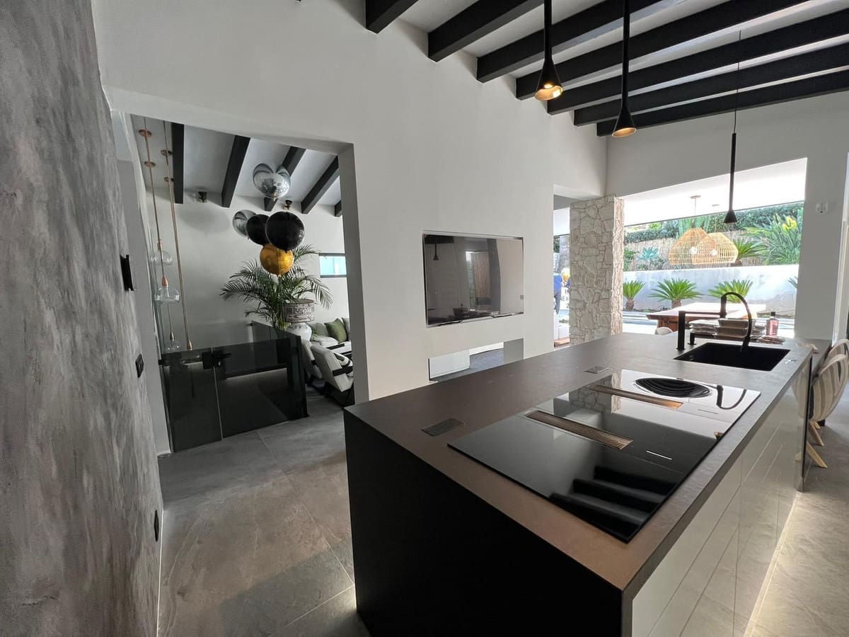 4 slaapkamer Villa te koop in Nueva Andalucia met zwembad garage - € 1.590.000 (Ref: 9795640)