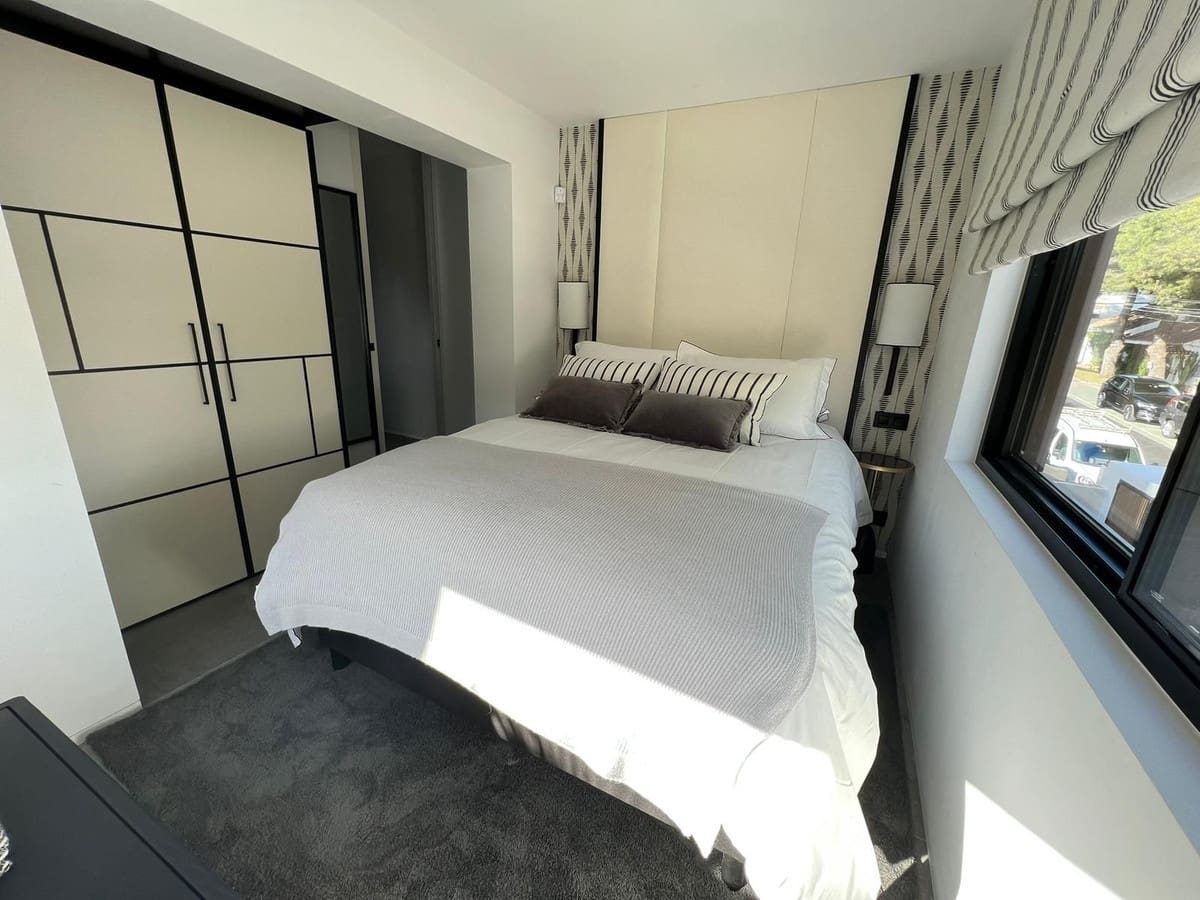 4 slaapkamer Villa te koop in Nueva Andalucia met zwembad garage - € 1.590.000 (Ref: 9795640)