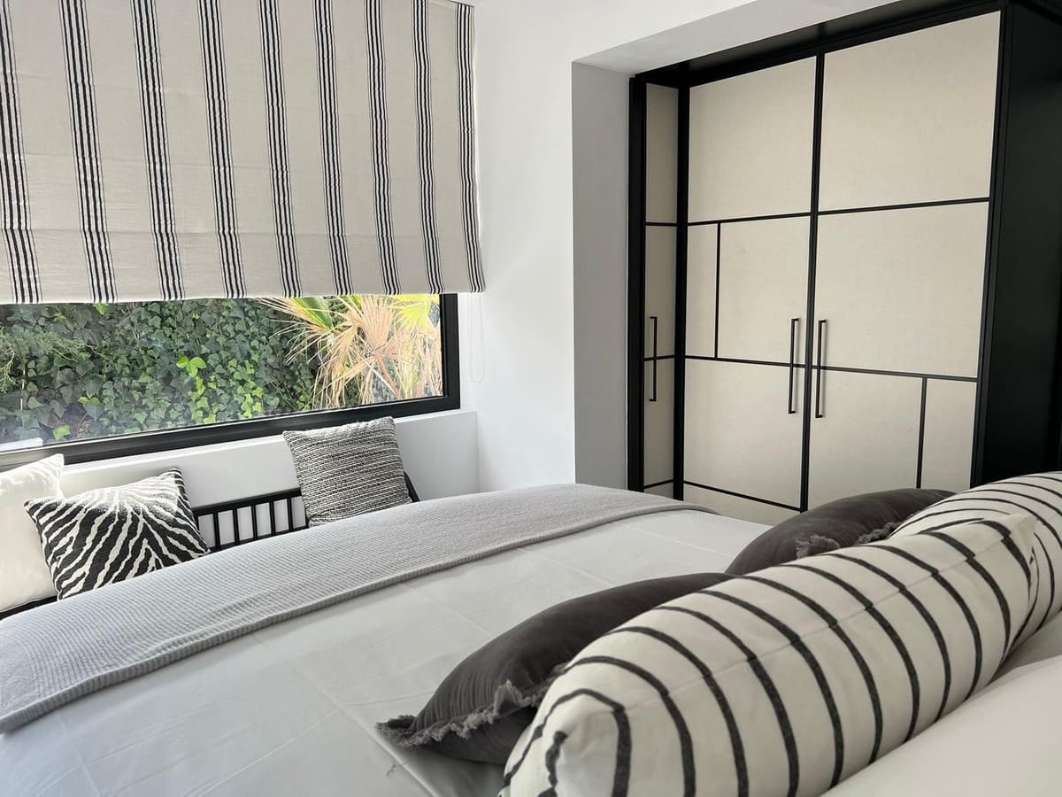 4 slaapkamer Villa te koop in Nueva Andalucia met zwembad garage - € 1.590.000 (Ref: 9795640)