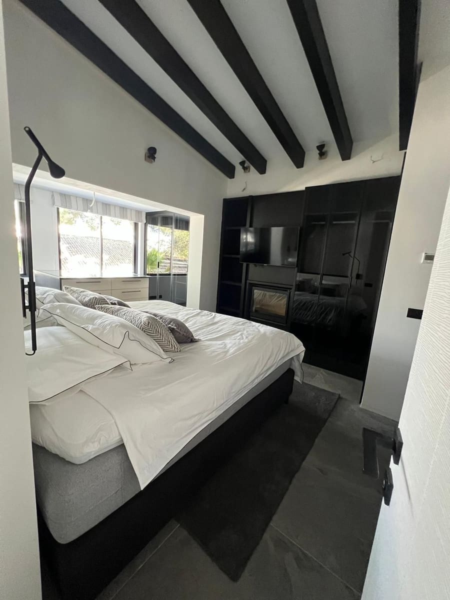 4 slaapkamer Villa te koop in Nueva Andalucia met zwembad garage - € 1.590.000 (Ref: 9795640)