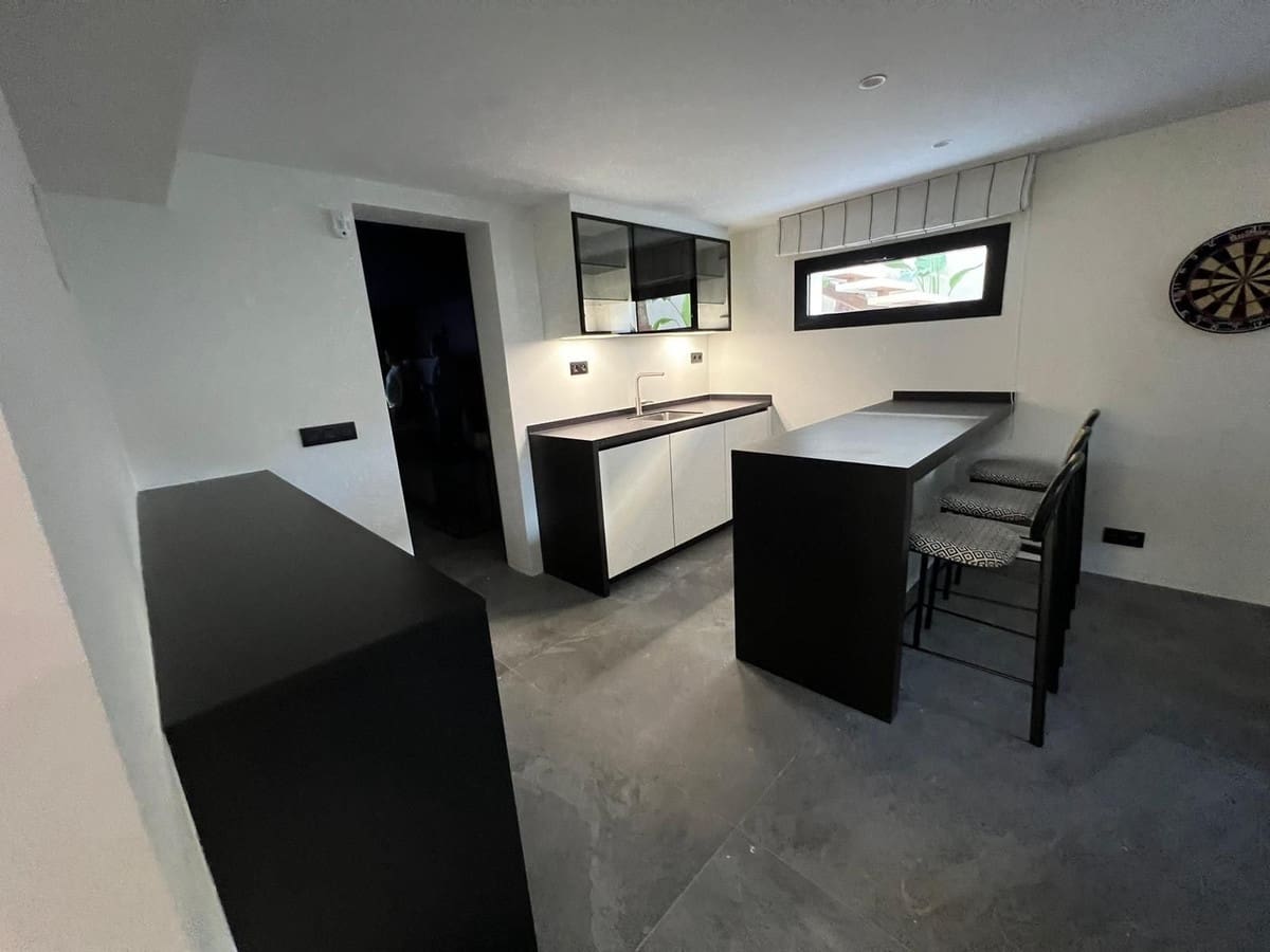 4 slaapkamer Villa te koop in Nueva Andalucia met zwembad garage - € 1.590.000 (Ref: 9795640)