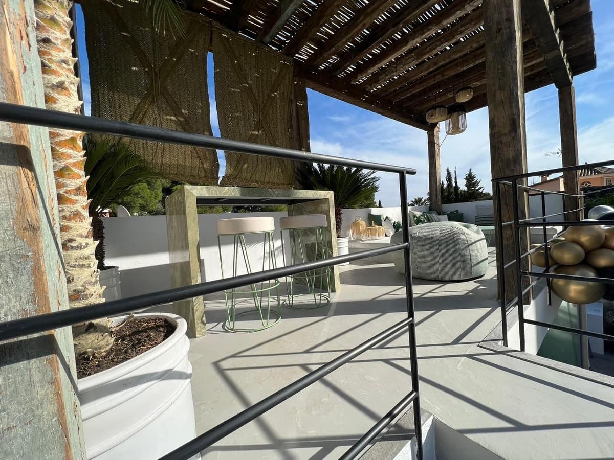 4 slaapkamer Villa te koop in Nueva Andalucia met zwembad garage - € 1.590.000 (Ref: 9795640)