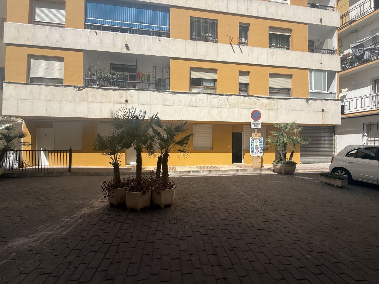 9 bedroom Hotel for sale in San Pedro de Alcantara with garage - € 1,700,000 (Ref: 9807182)
